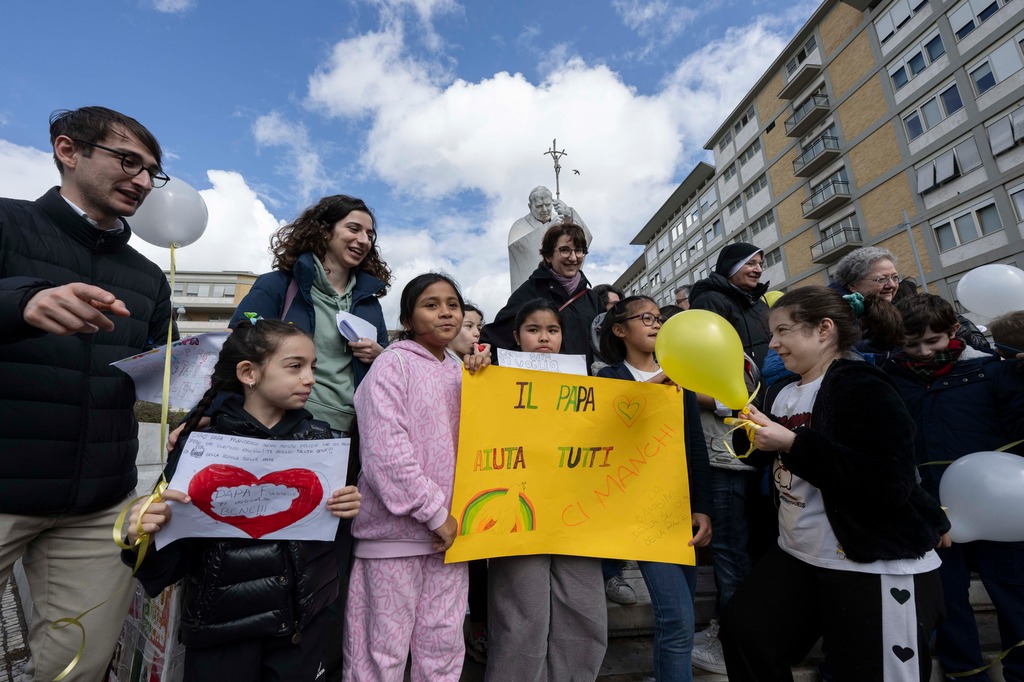 Children of the Schools of Peace pray for Pope Francis. A delegation at Gemelli Hospital on Sunday, March 16